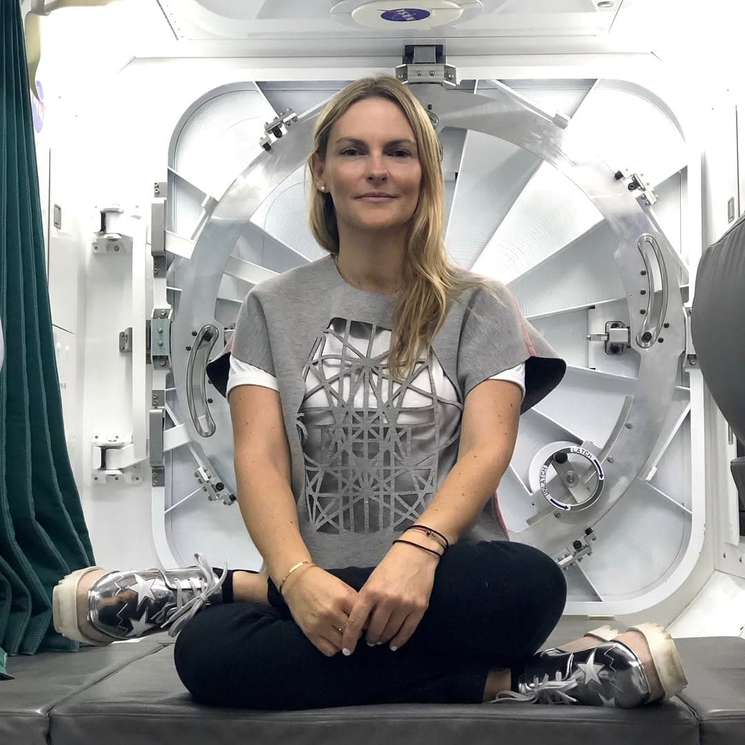 Patricia Ermecheo en la cabina espacial, su hilo reciclado llegó a la Estación Espacial Internacional